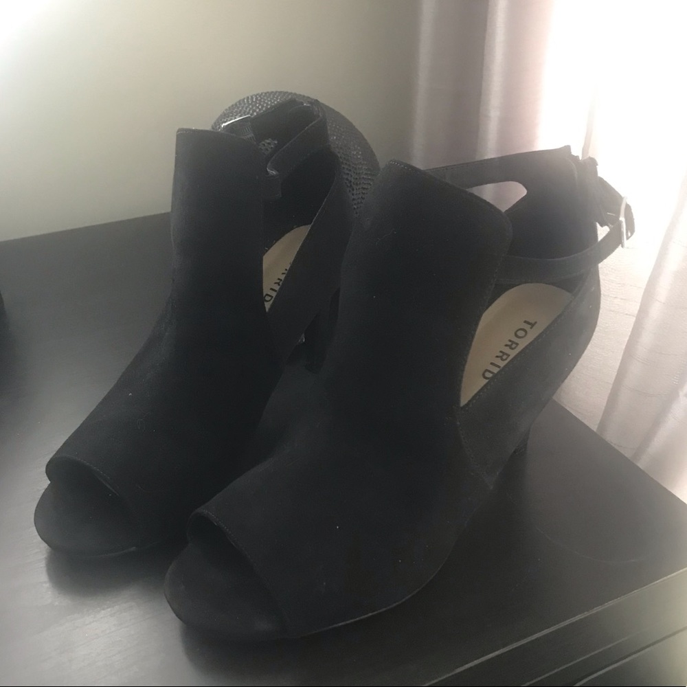 Wide Width Black Cut Out Heels
